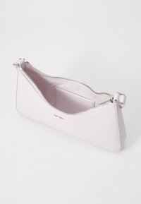 Vaaleanpunainen nahkainen pussilaukku kolmionmuotoinen, hopeazipillä ja prässätyllä logolla, joka on sileäpintainen ja selkeän minimalistinen.