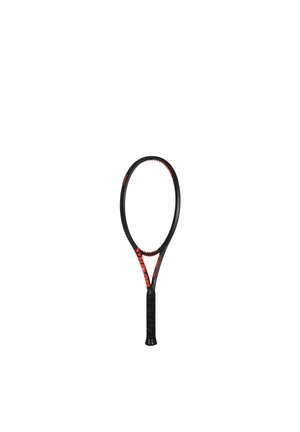 Raqueta de tenis negra y roja con un agarre negro, mostrada verticalmente sobre un fondo blanco, sin cuerdas visibles.