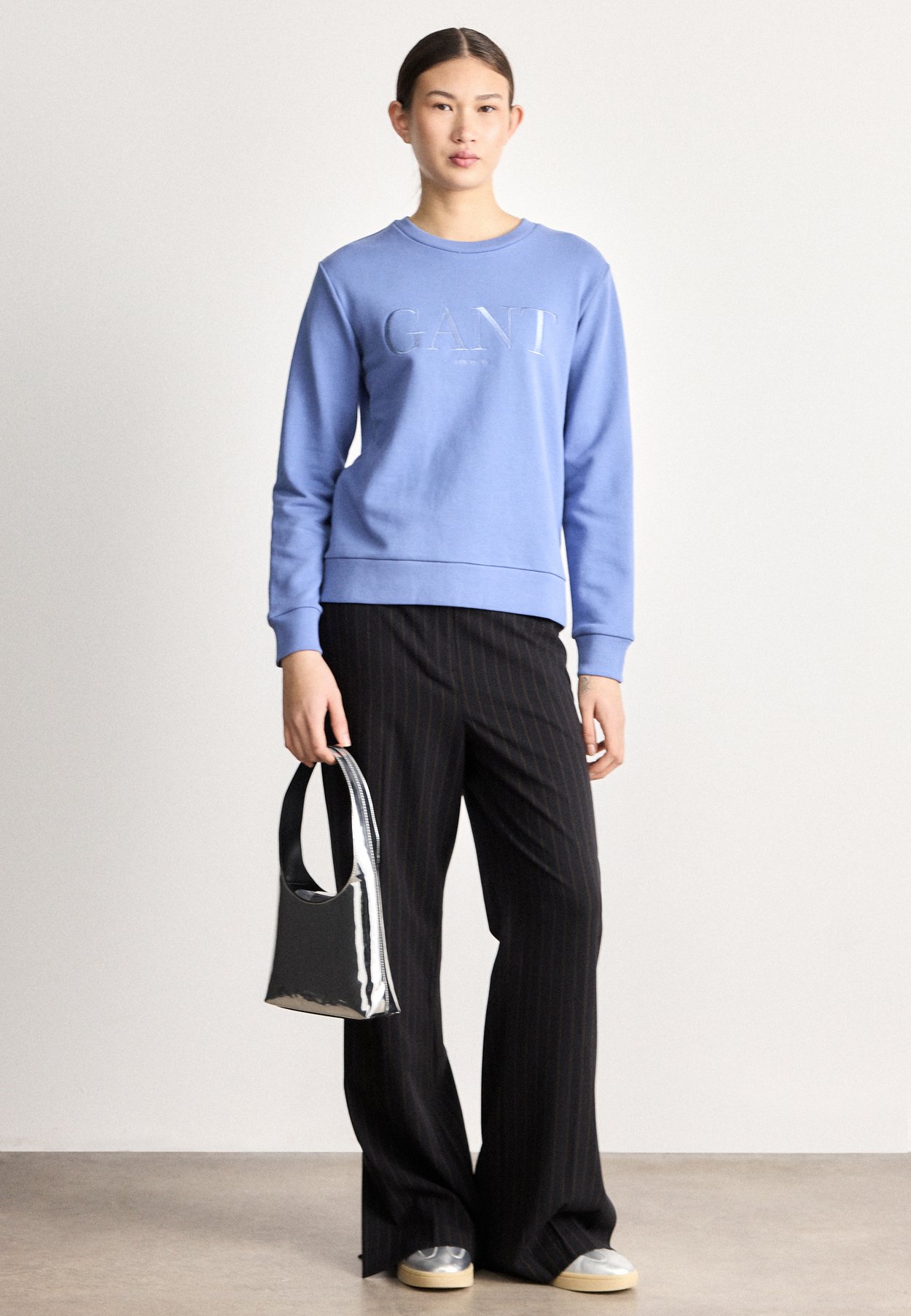 GRAPHIC C NECK