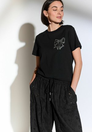 BOW EMBELLISHED   - REGULAR FIT - Printtipaita - black