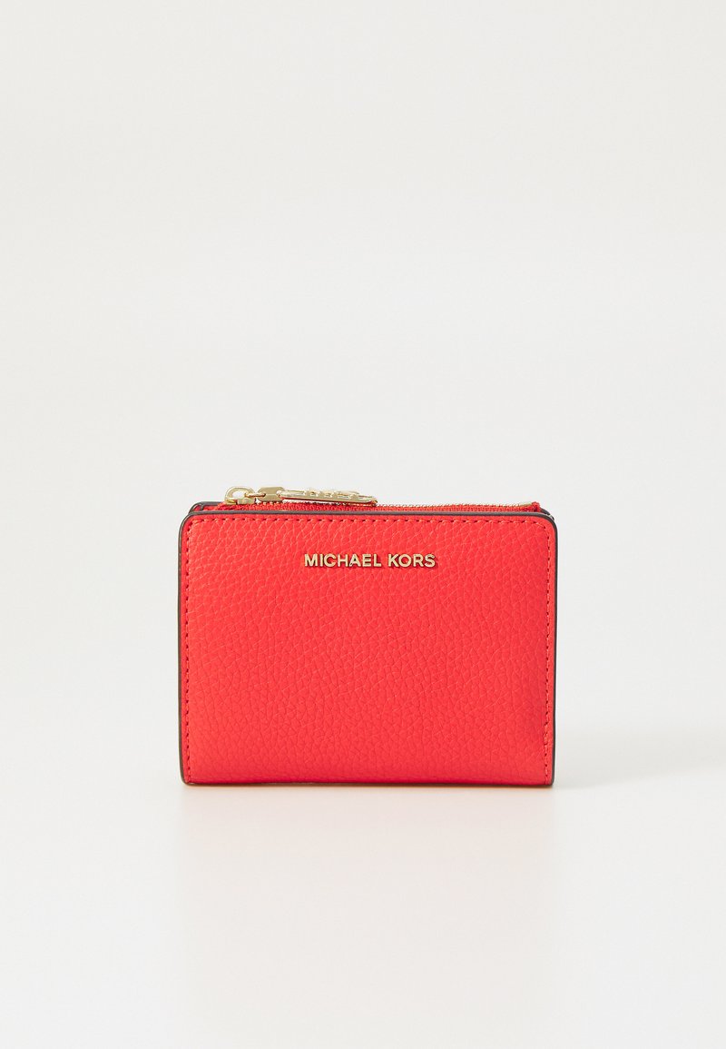Portefeuille en cuir rouge texturé avec quincaillerie dorée. Dispose d'une fermeture zippée et d'un logo embossé à l'avant. Design compact rectangulaire.