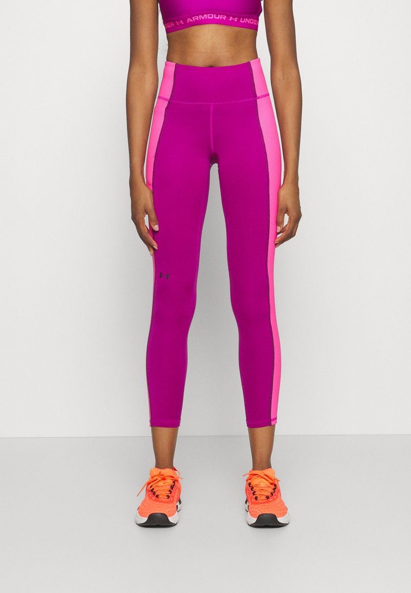 Leggings a vita alta e aderenti di un brillante magenta con pannelli laterali rosa, realizzati in materiale elastico. Presentano un logo vicino alla caviglia.