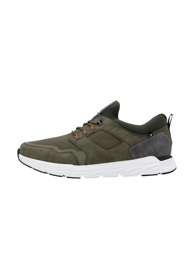 Chaussure de sport vert olive en daim et en maille, dotée d'une semelle blanche, d'accents orange sur les lacets et d'un panneau arrière texturé.