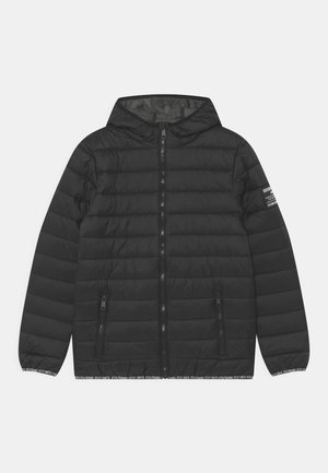 Czarna puchowa kurtka z kapturem, pikowana faktura, z przodu zamek błyskawiczny, dwie kieszenie na zamek oraz wzorzysty detal na dolnym brzegu.