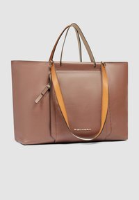 Bruine leren totebag met een gestructureerde vorm, contrasterende bruine schouderbanden, ritsdetail en een geperst logo aan de voorkant.