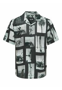 Camisa de manga corta con un estampado de collage fotográfico en blanco y negro. Incluye botones en la parte delantera y un cuello de tipo camp. Fabricada con un tejido ligero.