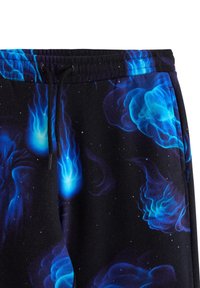 Sorte joggingbukser med et blåt vandmandedesign, udstyret med elastisk talje og justerbare snore. Blød tekstur og levende farver.