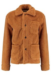 Veste en polaire brun avec un col, fermeture à boutons sur le devant, deux poches avant et un tissu doux et texturé.