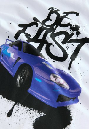 Sinine spordiauto stiliseeritud esituledega, all bold musta graffititeksti "OLE KIIRE" valgel taustal mustade värvipritsmete kohal.