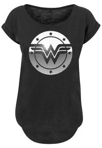 Must have lühikeste varrukatega must T-särk ümmarguse kaelusega, millel on valge Wonder Woman logo koos tähtede ja laigulise mustriga ringikujulises disainis.
