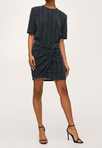 Vestito in maglia blu scuro con maniche corte e design anteriore attorcigliato, caratterizzato da un tessuto texturizzato e una silhouette aderente.