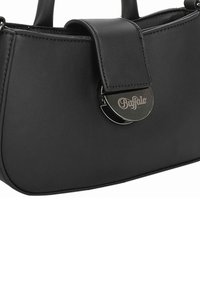 Mustankoska käsilaukku, jossa on pyöreä muoto, magneettisuljenta ja kiiltävä hopeinen yksityiskohta edessä.