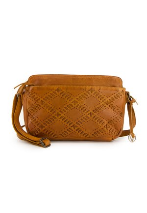 Tan leren schoudertas met geperforeerd ruitpatroon, ritssluiting, verstelbare schouderband en zachte textuur. Ongeveer 25 centimeter breed.