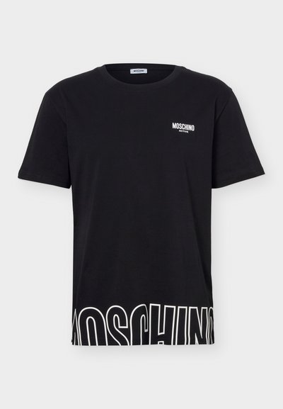 Μαύρο κοντομάνικο T-shirt Moschino με λευκό λογότυπο "MOSCHINO ACTIVE" στο στήθος και μεγάλο κείμενο "MOSCHINO" στο κάτω μέρος του τελειώματος.