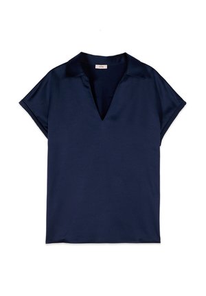 Granatowa bluzka z krótkim rękawem, z otwartym dekoltem w kształcie litery V i kołnierzykiem, wykonana z gładkiej tkaniny, ułożona płasko na białym tle.