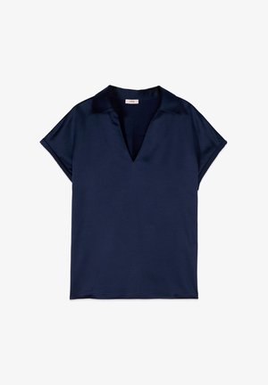 Blusa azul marino de manga corta con cuello en V abierto y solapa, hecha de tela lisa, colocada plana sobre un fondo blanco.