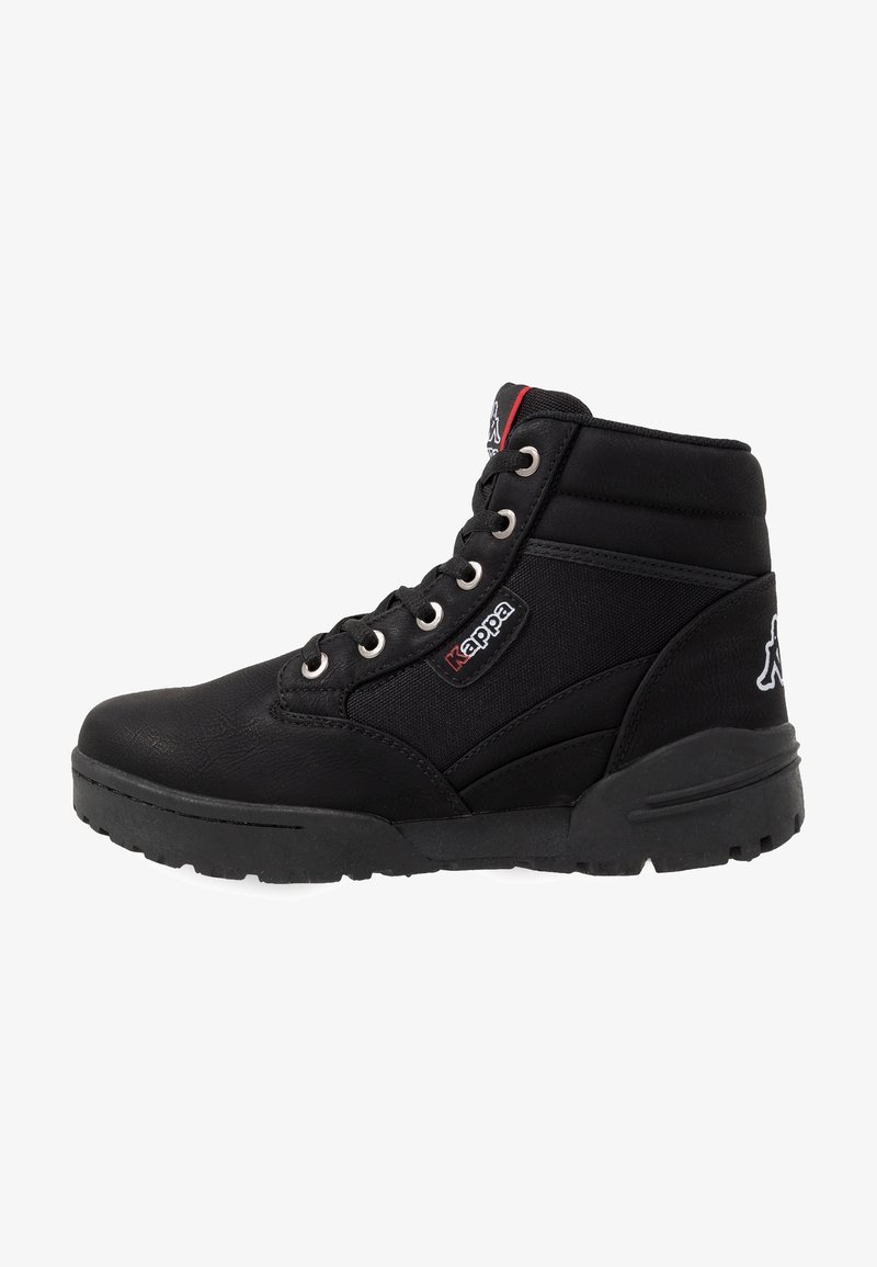 Bottines Kappa montantes noires avec lacets à l'avant, cheville rembourrée et semelle texturée, arborant des logos Kappa sur le côté et la languette.