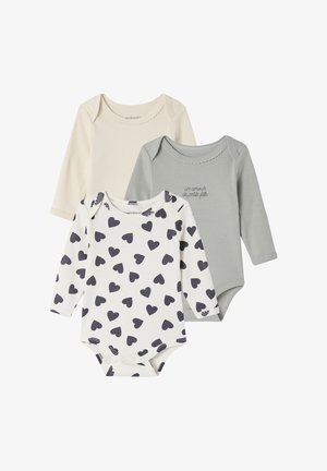 Drei Langarm-Babybodysuits: einer in Creme, einer in Hellgrau mit Text und einer in Weiß mit marineblauen Herzen. Alle bestehen aus weichem Baumwollstoff und verfügen über Druckknopfverschlüsse.