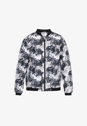Bombejakke med et sort, hvidt og gråt abstrakt mønster. Har en lynlås foran, sort krave, manchetter og talje. Glat stofstruktur.