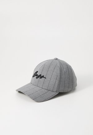 Cappellino da baseball grigio con righe verticali, logo ricamato nero sul davanti, visiera curva e dettagli cuciti sulla corona.