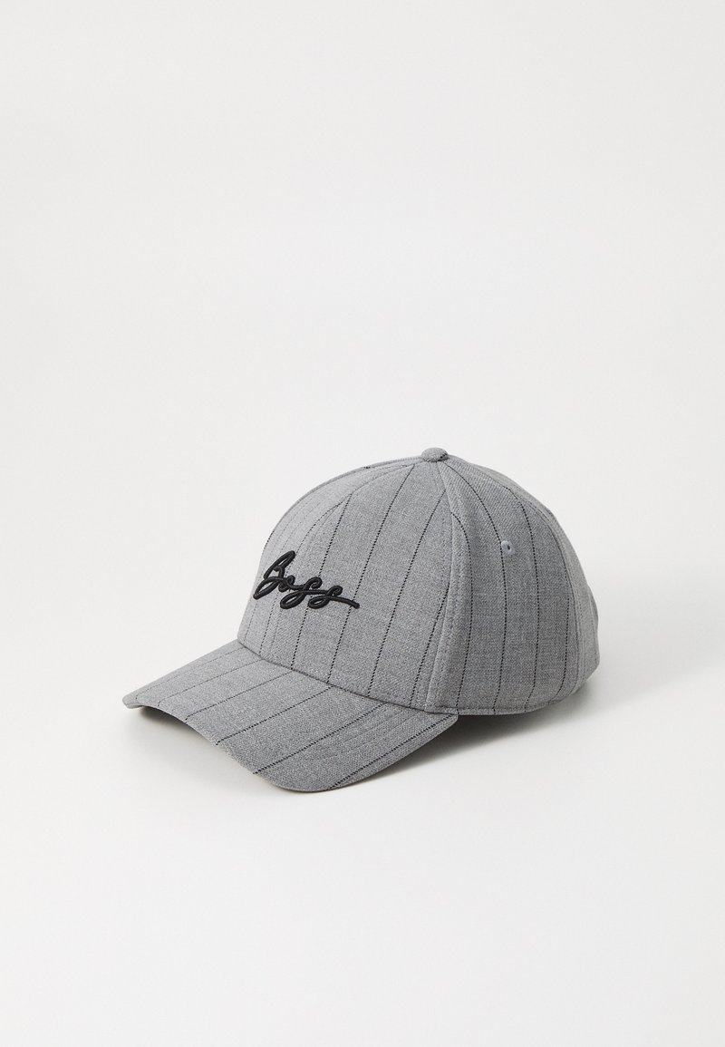 Grau Baseballcap mit vertikalen Nadelstreifen, besticktem schwarzen Logo auf der Vorderseite, gebogenem Schirm und genähten Details auf der Krone.