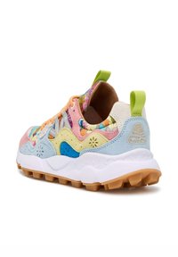 Sneaker colorato con un mix di materiali tra cui suede e rete, caratterizzato da tonalità pastello, motivi floreali e una suola bianca e testurizzata.