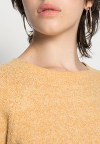 Vero Moda VMDOFFY - Camisola - chai teadetail melange