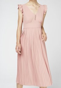 Ärmelloses midi Kleid in staubigem Rosé mit rüschenbesetzten Ärmelchen, V-Ausschnitt mit Knöpfen, tailliertem Schnitt und plissiertem Rock.
