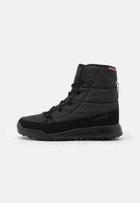 Botas negras aisladas con un acabado acolchado, que cuentan con un diseño de cordones, suela de goma duradera y acentos texturizados con la marca "RAIN.RDY".
