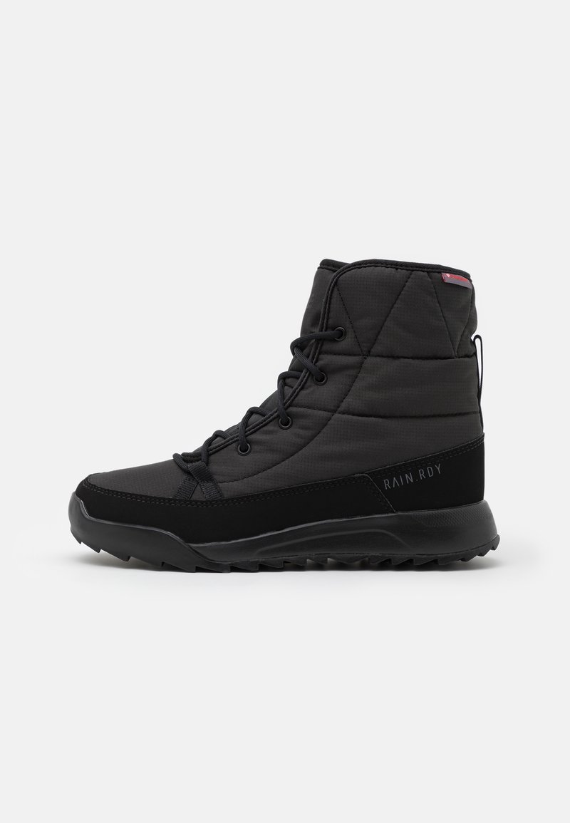 Botas negras aisladas con un acabado acolchado, que cuentan con un diseño de cordones, suela de goma duradera y acentos texturizados con la marca "RAIN.RDY".