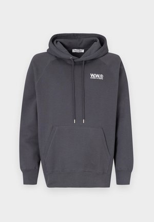 Sudadera gris oscura con un bolsillo tipo canguro en el frente, capucha ajustable con cordón y logo blanco en el pecho. Presenta mangas raglán y puños de canalé.