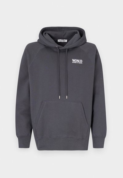 Donkergrijze hoodie met een voorste kangoeroezak, een capuchon met trekkoord en een wit logo op de borst. Heeft raglanmouwen en geribbelde manchetten.