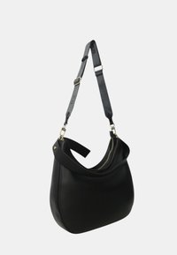 Zwarte leren schoudertas met een gebogen ontwerp, voorzien van verstelbare straps en een ritssluiting, een gladde textuur en een minimalistische stijl.