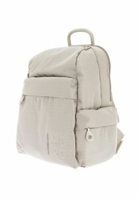 Sac à dos beige avec un tissu texturé, une poignée supérieure, une poche avant et des bretelles réglables. Il présente un logo subtilement en relief.