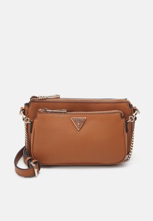 Sac bandoulière en cuir marron texturé avec deux compartiments zippés et un détail de chaîne dorée sur la sangle, marqué du logo Guess.