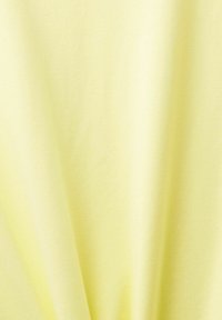 Tissu jaune doux avec des plis légers et une texture lisse, montrant des ombres légères et des plis subtils.