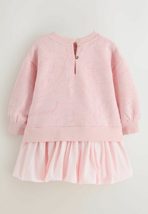 Roosa kleit, millel on ühtlane ülaosa reljeefse mustriga, ümar kaelus, tagaküljel nööpimisega sulgumine ning heledama roosa tooniga volangiline seelik.