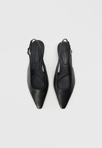 Mustad nahast slingback kingad terava otsaga, lame tald, avatud külgedega ja kuldse viimistlusega aksessuaar rihmal.