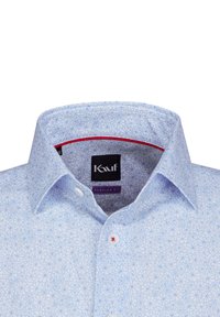 Camicia azzurra chiara con un motivo floreale, vestibilità regolare. Presenta un accento rosso all'interno del colletto e bottoni bianchi con un dettaglio rosso.