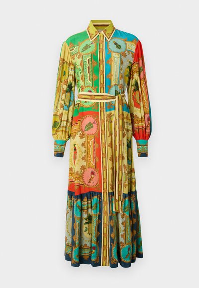 Hosszú ujjú, több színből álló ruha, amely zöld, piros, sárga és kék minták keverékét tartalmazza, övvel kiemelt derékkal és pliszírozott szoknyával.