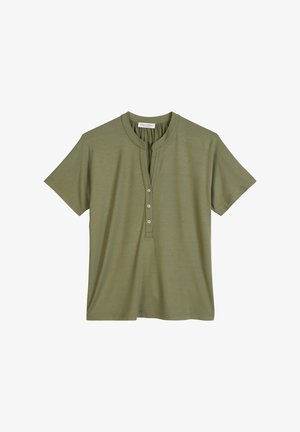 T-shirt w kolorze oliwkowym z krótkim rękawem, wykonany z miękkiego materiału, z zapięciem na guziki, luźnym krojem i okrągłym dekoltem.