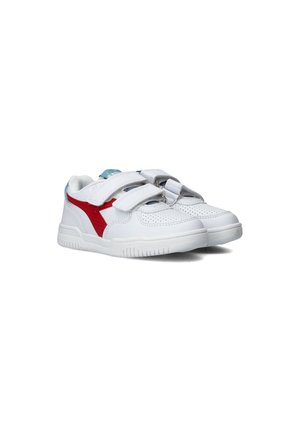 Sneaker bianchi con accenti rossi, due cinturini a strappo, texture perforata e dettagli blu sul tallone. Suola in gomma spessa.