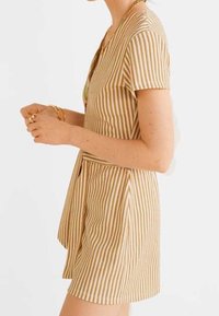 Vestido de manga corta, a rayas en beige y blanco. Presenta un diseño envolvente con cintura ajustada, textura suave y corte hasta la rodilla.