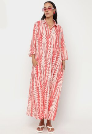 Maxikleid in Rot und Weiß mit Blättermuster, Knopfleiste vorne und Seitentaschen; leichtes Material; lange Ärmel; lässige Passform.