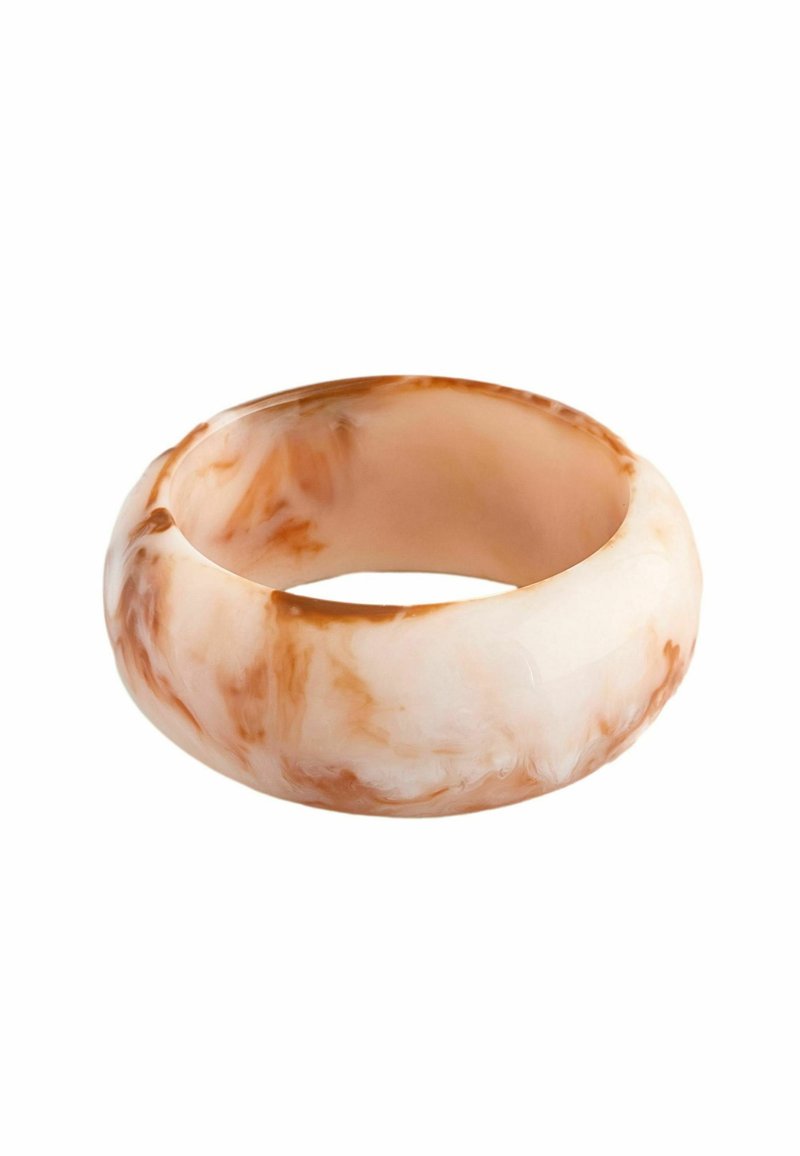 Marmormønster armbånd i nuancer af lys pink og varm brun. Glat tekstur med en rund form og en let gennemsigtig finish.