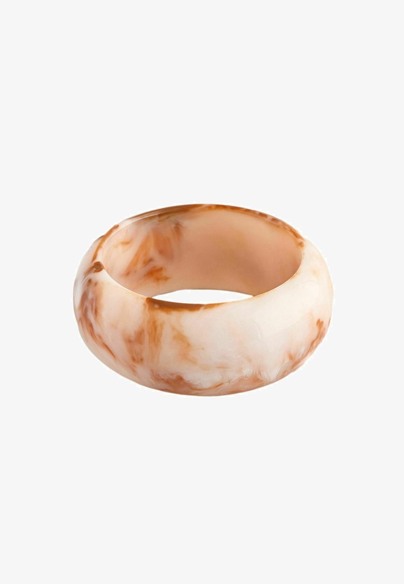 Marmormønster armbånd i nuancer af lys pink og varm brun. Glat tekstur med en rund form og en let gennemsigtig finish.