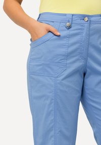 Ulla Popken 7/8 RETROUSSABLE POCHES - Pantalon classique - cloud blue