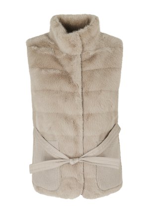 Gilet senza maniche in pelliccia sintetica beige con collo alto, tasche frontali e cintura in tessuto annodata in vita.