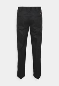 Pantalon noir à jambes droites avec passants pour ceinture, deux poches arrière et une petite étiquette logo au-dessus de la poche droite.