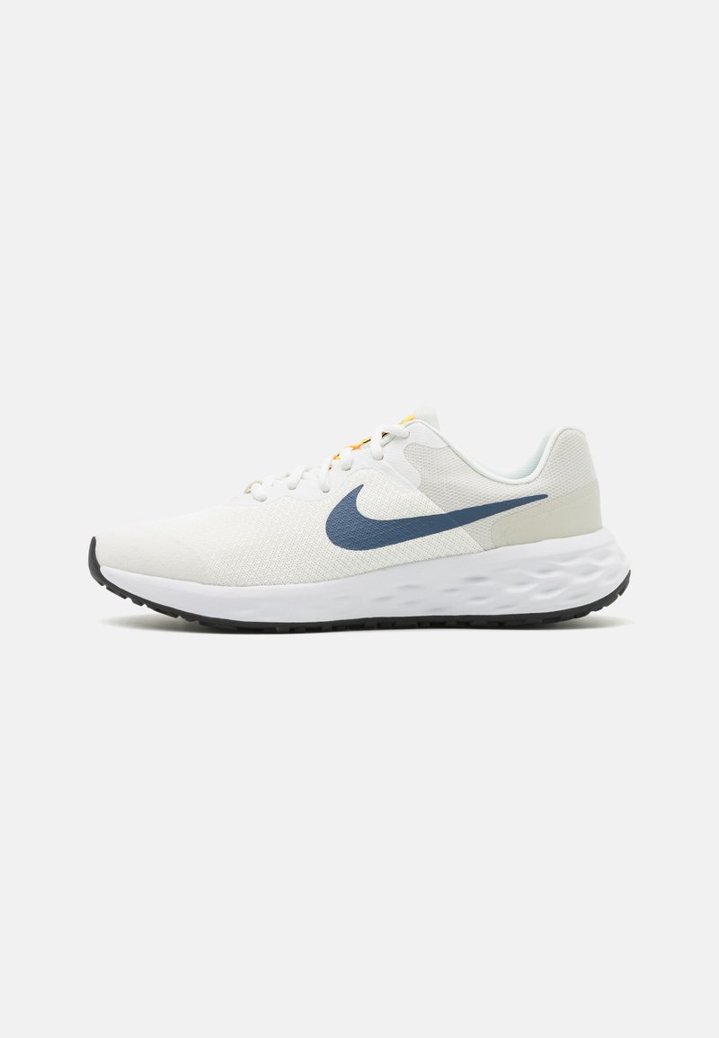 Nike Performance NIKE REVOLUTION 6 (GS) - Løpesko for vei - summit white/diffused blue/light bone/blue lightning